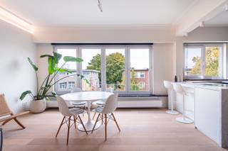 <p><strong>Gerenoveerd en lichtrijk hoekappartement met 2 slaapkamers en een terras, gelegen in de gegeerde Oosterveldwijk in Wilrijk. Dit kwalitatief afgewerkte appartement werd in 2023 tot in de puntjes vernieuwd met hoogwaardige materialen en bevindt zich op een uitstekende locatie, op wandelafstand van winkels, openbaar vervoer, ziekenhuizen, parken en belangrijke in- en uitvalswegen.</strong></p>
<p>INDELING: <br />De centrale INKOMHAL geeft toegang tot alle ruimtes. Via de stalen deur betreden we de ruime en lichtrijke LIVING van ca. 32m² op parket. En suite bevindt zich de OPEN KEUKEN van ca. 6m², voorzien van alle comfort zoals een inductiekookplaat met ingebouwd afzuigsysteem op het kookeiland, een combi microgolfoven, een afwasmachine en een wastafel. De keuken is hoogwaardig afgewerkt met carrara-finishing en uitgerust met kwaliteitstoestellen.</p>
<p>De BADKAMER van ca. 4m², eveneens uitgevoerd in carrara-finishing, beschikt over een ruime inloopdouche met zwart kraanwerk en een wastafel. Een aparte ingemaakte kast biedt plaats en aansluiting voor wasmachine en droogkast.</p>
<p>De MASTERBEDROOM van ca. 17m² is voorzien van een zeer ruime ingemaakte dressingkast. De tweede SLAAPKAMER van ca. 10m² beschikt eveneens over een ingemaakte kast en een vast bureaumeubel. Vanuit deze kamer is er toegang tot het aangename ZONNETERRAS van ca. 4m².<br /><br />Er zijn verder 2 kelderbergingen inbegrepen.<br /><br /></p>
<span><strong>BIJZONDERHEDEN</strong></span><br />* 2 slaapkamer hoekappartement op de hoogste verdieping op zeer goede locatie te Wilrijk - Oosterveldwijk. Mobiscore 8,9<br />* Renovatie 2023 + dak is conform.<br />* Hoogwaardig gerenoveerd appartement, instapklaar, gunstige EPC, asbestveilig, inidividuele nutsvoorzieningen en electriciteit conform<br />* Mooie gevelbreedte van 7m <br />* Klein gebouw zonder lift - lage kosten<br />* 2 ruime kelderbergingen inbegrepen