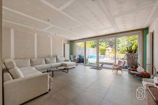 <p>Are you looking for a surprisingly spacious home with all the comforts and a beautiful garden? Then this move-in-ready townhouse is definitely worth a visit!</p><p>You’ll be welcomed into the entry hall, which provides access to a multipurpose room—ideal as an office, practice space, or playroom—and the garage. You’ll also enjoy a spacious dining area with an open, fully equipped kitchen that flows seamlessly into the light-filled living room. Thanks to the large windows, you’ll enjoy a beautiful view of the sunny, fully fenced-in garden with multiple terraces and plenty of privacy.</p><p>On the first floor, there are four full-sized bedrooms, including two spacious children’s rooms with a charming mezzanine. You’ll also find a practical storage room, a spacious bathroom equipped with every comfort, and a master bedroom with an adjoining walk-in closet. An added bonus is the possibility of creating a rooftop terrace off the master bedroom.</p><p>The exceptionally spacious garden, featuring several sun terraces and minimal visibility from the street, is the ideal spot to relax in peace or enjoy quality time with family and friends.</p><p>For more information or to schedule a visit, contact denis@immobeguin.be or www.immobeguin.be</p>