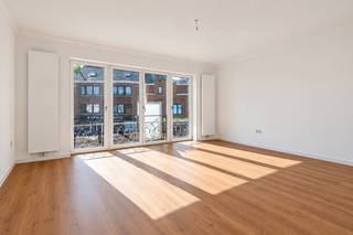 Instapklaar en totaal gerenoveerd appartement van maar liefst 120 m² met 2 slaapkamers in hartje Willebroek!<br />Belangrijk, de EPC score die zichtbaar is in de publicatie is van voor de renovatie, de nieuwe score zal 225kWh/m2jaar (label C) zijn. <br /><br />Op zoek naar een ruim, lichtrijk appartement dat volledig vernieuwd werd én waar u de eerste bewoner van kan zijn? <br />Dan is dit prachtige appartement gelegen in centrum Willebroek absoluut een bezoek waard.<br /><br />Dit uitzonderlijk ruime appartement van ca. 120 m² bevindt zich op de eerste verdieping van een kleinschalig gebouw, wat zorgt voor een aangename woonomgeving én zeer lage gemeenschappelijke kosten. Het appartement werd van A tot Z gerenoveerd met oog voor comfort en hedendaagse afwerking. <br />De keuken en binnendeuren zullen door de eigenaar nog volledig geplaatst worden en zijn in de prijs inbegrepen. <br /><br />De indeling omvat:<br />een zeer ruime inkomhal;<br />een lichtrijke woonkamer met grote raampartijen en overvloedig natuurlijk licht;<br />twee volwaardige slaapkamers;<br />een apart gastentoilet;<br />een badkamer voorzien van een lavabomeubel, toilet, ruime inloopdouche en aansluitingen voor wasmachine en droogkast.<br /><br />Daarnaast beschikt het gebouw over een praktische gemeenschappelijke fietsenberging waar eveneens vuilbakken geplaatst kunnen worden.<br /><br />De ligging is een absolute troef. Het appartement bevindt zich op een centrale locatie in Willebroek, vlakbij winkels, supermarkten, scholen, openbaar vervoer en horecazaken. Dankzij de vlotte verbindingen naar de A12 en E19 bereikt u snel steden zoals Antwerpen, Mechelen en Brussel. Ook het station van Willebroek bevindt zich op korte afstand, wat het appartement ideaal maakt voor pendelaars.<br /><br />Interesse? Neem vandaag nog contact op voor meer informatie of een bezoek ter plaatse!