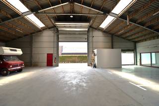 Loods te koop in het indsutriepark SCHATTING - De loods is voorzien van een sectionaal automatische poort en inkomdeur met groot raam. Het bedrijfspand kan dienst doen als magazijn voor opslag, uitbating van industriële of ambachtelijke activiteiten, alsook dienstverlenende activiteiten. De vloer is bekleed met polybeton. <br /><br />Momenteel verhuurd voor als beveiligde stalling voor caravans / boten / oldtimers ( 21 plaatsen).<br />Extra informatie:<br />- Opp. 850 m²<br />- 'Hörmann' automatische sectionaalpoort 5m op 5m<br /><br />Bereikbaarheid:<br /><br />- N32 (Torhoutse Steenweg): Deze weg verbindt Zedelgem met Torhout en heeft goede doorstroming.<br />- N368 (Heidelbergstraat): Verbindt Zedelgem met Oostkamp en biedt directe toegang naar omliggende regio’s.<br />- N9 (Brugse Steenweg): Een belangrijke verbindingsweg richting Brugge en verder.<br /><br />RICHTRIJS - 685.000 EUR - De vermelde prijs is een richtprijs: ieder bod wordt voorgelegd aan de eigenaars, die al dan niet kunnen ingaan op het voorstel.<br /><br />Contacteer ons voor meer informatie of om uw bezoek in te plannen - info@perspectiefvastgoed.be of 050 550 750