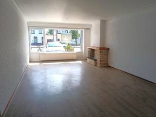 Zonnig en ruim glv appartement met 1 slaapkamer, tuin en garage<br />Het appartement bestaat uit een ruime inkomhal met ingebouwde kasten, een ruime zonnige woonkamer opp ca 30m² en een gedeeltelijk ingerichte keuken. Via de keuken heeft u toegang tot de zonnige aangelegde stadstuin. Verder heeft het appartement 1 ruime slaapkamer opp ca 14m², een badkamer met inloopdouche en een apart toilet.<br />Het appartement is gelegen op wandelafstand van het openbaar vervoer, winkels, in de nabijheid van Wijnegem Shopping Centrum..kortom een ideale locatie.<br />Het appartement is instapklaar en onmiddellijk beschikbaar.<br />Hp: 950€ + 50€ G + 150€ mk of een totaal van 1150€ per maand<br />voorschot water en centraal verwarming inbegrepen.<br /><br />Bijkomende informatie:<br />epc 238kWh/m³ – label C - woonopp 85m²<br />150€ mk (omvat voorschot water, verwarming, onderhoud en minuterie gemene gang…) 1x per jaar afrekening<br />opp appartement ca 85m² – vermelde opp is louter indicatief<br />het appartement is instapklaar - beschikbaar onmiddellijk<br />huurwaarborg 3 maanden, via een kapitalisatiebon bij Korfine<br />expertise via extern expertisekantoor<br />P-score A – G-score A, niet in een risicozone voor overstromingen