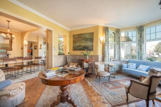 In één van de mooiste lanen van Duinbergen, op wandelafstand van de mini-golf en de zee, bevindt zich deze statige en karaktervolle villa. Gelegen in een pittoreske buurt met een uitgesproken standing, ademt deze eigendom pure klasse en een permanent vakantiegevoel aan zee.<br /><br />Deze exclusieve villa werd ontworpen door architect Jozef Viérin en is een prachtig voorbeeld van de eclectische stijl. Het silhouet wordt gekenmerkt door charmante puntgevels en speelse in- en uitspringende gevelvlakken, gevormd door erkers en loggia’s, wat zorgt voor een unieke en tijdloze uitstraling.<br /><br />Binnenin wordt U verwelkomd in een woning met hoge plafonds, authentieke elementen en een smaakvolle inrichting die perfect aansluit bij het karakter en de allure van het pand. De aparte ingangen maken deze woning bijzonder geschikt voor een gezin met au-pair.<br /><br />De buitenruimte bestaat uit een aangenaam zonneterras en een gezellig tuintje, ideaal om in alle rust te genieten van het buitenleven. Een absolute troef van deze eigendom is de aanwezigheid van een garage én twee staanplaatsen, wat in deze gegeerde buurt een zeldzaamheid is.<br />Kortom, een uitzonderlijke villa met een authentiek karakter, op een topligging in Duinbergen — perfect als vaste woonst of exclusief vakantieverblijf aan zee.<br /><br />Bent u op zoek naar een unieke eigendom met charme, standing en een topligging aan zee? Neem vandaag nog contact op voor een bezoek ter plaatse en laat U betoveren door deze bijzondere villa.