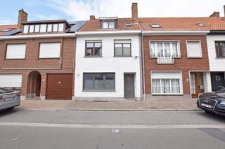 TE HUUR: Gemeubelde woning nabij het centrumIndeling: inkomhal met vestiaire en toilet, open keuken met eethoek en woonkamer uitgevend op het terras...