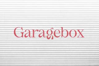 In de Klaverstraat, net aan de ring van Brugge en de verbindingstraat tussen de Sint-Jorisstraat en de Ezelstraat vinden we deze garagebox terug.<br />Deze ligt in een garagecomplex ter hoogte van huisnummer 41. De garagebox is voldoende ruim en voorzien van een kantelpoort en verlichting.