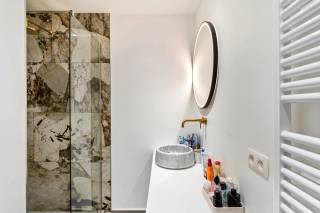 Gelegen aan de Albert Spietaelslaan 23 in Deurne, bevindt zich dit recent en hoogwaardig gerenoveerd appartement op de eerste verdieping van een kleinschalig gebouw met slechts twee verdiepingen (zonder lift). De ligging is bijzonder aantrekkelijk: in een rustige straat, maar toch vlakbij winkels, scholen, openbaar vervoer en belangrijke invalswegen. Hier woon je in een aangename omgeving met alle voorzieningen binnen handbereik.<br /><br />Via de inkomhal kom je binnen in het appartement. De inkomhal biedt toegang tot alle verschillende ruimtes van het eigendom.<br />De leefruimte is zeer lichtrijk en voorzien van een kwalitatieve tegelvloer.<br />Aansluitend bevindt zich de moderne open keuken, afgewerkt met een tegelvloer en volledig uitgerust met een inductiekookplaat, dampkap, spoelbak, oven, koelkast, diepvries en vaatwasser.<br />De badkamer is stijlvol ingericht en voorzien van een tegelvloer, inloopdouche, lavabo en handdoekradiator, eveneens volledig vernieuwd met kwalitatieve materialen.<br /><br />Het appartement beschikt over 2 slaapkamers van 15 m² en 11 m².<br />De kleinste slaapkamer biedt toegang tot het aangenaam oostgericht terras (7 m²) met berging.<br /><br />Het appartement is voorzien van een apart toilet en aparte wasberging.<br /><br />De verkopers huren een garagebox in de buurt voor €90,- per maand. Deze huurovereenkomst kan door de nieuwe eigenaar overgenomen worden. <br /><br />Dit appartement is ideaal voor wie op zoek is naar een instapklare woonst met een hoogwaardige afwerking, zowel voor eigen bewoning als investering.<br /><br />Pluspunten:<br />+ Verzorgd kleinschalig gebouw<br />+ Volledig gerenoveerd met hoogwaardige afwerking<br />+ Elektriciteit conform<br />+ Gunstig EPC<br />+ Rustig doch centraal gelegen<br />+ Lage vaste kosten (€80,- per maand - waterverbruik inclusief)<br /><br />Interesse? Neem gerust contact op met VB Vastgoed via 03 337 50 70 of via info@vbvastgoed.be.