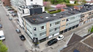 Welkom in dit appartement op het 2de verdiep. <br />De ruime inkomhall met bel en brievenbussen brengt u naar de algemene inkomhal met toegang naar de gemeenschappelijke fietsenberging, de ruime privé berging op -1, en naar de trappenhal.<br /><br />Via de trappen bereik je het 2 de verdiep waar er 3 woonentiteiten zijn.<br />Dit appartement heeft de volgende indeling: inkom, 2 slaapkamers met mooi weids zicht op het water, badkamer met douche en wastafel, berging met de technische verwarming, afzonderlijk toilet, ruime leefruimte met recente ramen en een leefkeuken met een te renoveren keuken.<br />Mogelijkheid voor een ruime garage te kopen met elektrische poort van 25.000 euro.<br />Neem vrijblijvend contact op met maggie@vastgoednorman.be of bel 0479402404 voor een bezoekje bij dit appartement met park en waterpartij dichtbij.