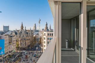 Welkom in de Antwerp Tower, hét baken van modern wonen in het hart van de stad. Op de 6e verdieping wacht dit subliem 2-slaapkamerappartement,...