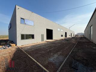 Gloednieuwe KMO-unit te huur met een oppervlakte van 1.418 m², gelegen te Evergem. De ligging zorgt voor een uitstekende bereikbaarheid, op slechts...