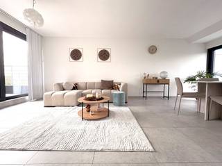 <p><span>Prachtig nieuw appartement met 2 terrassen op tweede verdieping</span></p><p><span> </span></p><p><span>Deze nieuwe residentie heeft een tijdloze, smaakvolle architectuur met oog voor klasse. De inrichting is gedaan met hoogwaardige materialen.</span></p><p><span>Alle appartementen zijn volledig geschilderd, voorzien van verlichting en raamdecoratie waardoor ze dus </span><span>werklijk instapklaar </span><span>zijn!</span></p><p><span> </span></p><p><span>Het appartement is uitgerust met de laatste energiebesparende maatregelen : </span></p><p><span>- de verwarming wordt geleverd dmv vloerverwaming, </span></p><p><span>- de verlichting is overal dmv LED lampen, </span></p><p><span>- er is een gesloten ventilatiesysteem van het type C+</span></p><p><span>- zeer goed geïsoleerd</span></p><p><span> </span></p><p><span>Het appartement bevindt zich in de omgeving van openbaar vervoer en op 5 min. van centrum Dendermonde.</span></p><p><span> </span></p><p><span>Als </span><span>indeling</span><span>: inkomhal, vestiaireruimte apart toilet, ruime woon- en leefruimte (living) met open geïnstalleerde keuken van alle toestellen voorzien, grote berging/wasplaats, 1 slaapkamer met open badkamer met regendouche en lavabo in meubel. </span></p><p><span>Zowel aan de voorzijde als de achterzijde is er een ruim terras voorzien.</span></p><p><span> </span></p><p><span>Het appartement beschikt bovendien over een autostaanplaats en gemeenschappelijke fietsenberging. </span></p><p><span> </span></p><p><span>Geen bijkomende gemeenschappelijke kosten. Onderhoud gemeenschappelijke delen in overleg met buren.</span></p><p><span> </span></p><p><span>Beschikbaar : 01/12</span></p><p><span> </span></p><p><span>Verdere info - bezoek, contact T. 052 55 55 55 - <span>info@immotwins.be</span></span><span> | <span>www.immotwins.be</span></span><span> </span></p><p><span> </span></p>