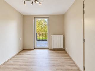 ***online afspraak in te plannen via www.immodeprins.bePrachtig gelijkvloers appartement met zeer veel lichtinval. Het appartement omvat een inkomhal, een leefruimte met open ingerichte keuken, één slaapkamer, ingerichte badkamer met inloopdouche, gastentoilet, een berging en een zeer groot terras met zicht op groen.Het appartement is volledig instapklaar en beschikt ook over een autostaanplaats in het ondergronds garagecomplex!