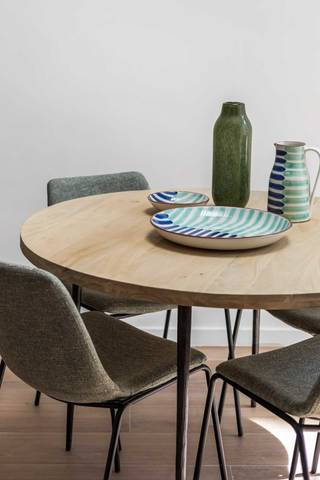 Dit lichtrijk appartement met terras in hardhout en een mooie tuin in een klein appartementsgebouw is volledig gerenoveerd met hoogwaardige materiaalkeuze. <br />Het appartement is geweldig gelegen nabij het Boeckenberpark en Te Boelaerpark.<br />Het appartement heeft één slaapkamer aan de straatzijde en een badkamer met inloopdouche - lavabo en toilet. Er is  mooie eet- en leefruimte met open keuken. De keuken beschikt over  5 Bosch keukentoestellen (eerste ingebruikname) zoals vaatwasser, kookplaat, oven, dampkap en koelkast. <br />Het appartement is energiezuinig verbouwd met een individuele gascondensatieketel en PVC met hoogrendementsglas. De achtergevel is volledig geïsoleerd met 14cm isolatie en crepi.<br />In de kelder is er een privatieve bergplaats.<br />Prima investering voor starters en investeerders!<br /><br /><br />opp: 65m² appartement en 40m² tuin en terras<br />1 slaapkamer<br />terras<br /><strong>asbestveilig</strong><br />Elektriciteit: conform<br />EPC: 233 kWh/m²jr - <strong>LABEL C</strong><br />Verkoopprijs: 265.000 Euro<br /><br />info@infinityrealestate.be | www.infinityrealestate.be<br />03 325 69 44<br /> 