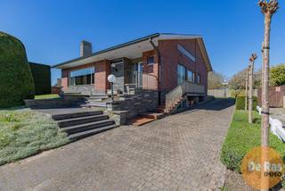 EERSTE BEZOEKDAG ZATERDAG 25 APRIL VAN 10u TOT 14u ( ENKEL OP AFSPRAAK !!)<br /><br />ERPE - Deze stevige open bebouwing (type bungalow) met zijn zeer verzorgde uitstraling, kan u vinden op een centrale ligging te Erpe. Deze woning, welke zeker nood heeft aan enige opfrissing, werd steeds perfect werd onderhouden. Daarnaast biedt deze woning met zijn enorme benutbare oppervlakte heel wat mogelijkheden zowel binnen als buiten. Het perceel met zijn mooie straatbreedte en zijn totale oppervlakte van +/- 17 are is daarbij zeker een extra pluspunt.<br /><br />Naar indeling beschikt de woning over een aparte inkomhal met gastentoilet, een zeer ruime en lichtrijke woonkamer, een volledig geïnstalleerde keuken, een praktische bergruimte, een ruime nachthal, 4 slaapkamers, een functionele badkamer en een ruime inpandige garage voorzien van een sectionale poort. Daarnaast beschikt de woning nog over een droge kelder en een zeer ruime zolder (geïsoleerd op de vloerplaat) welke nog heel wat uitbreidingsmogelijkheden biedt. Naar comfort toe is de woning voorzien van dubbele beglazing en centrale verwarming (stookolie).<br /><br />Extra troeven aan deze woning zijn de enorme parkeerplaats naast en achteraan de woning welke ideaal kunnen zijn voor de kleine zelfstandige. Daarnaast is het bijhorend perceel rechts van de woning ideaal voor wie van diertjes houdt of een extra leuke tuinzone voor de kinderen.<br /><br />in de directe omgeving bevinden zich scholen, buurtwinkels, openbaar vervoer, invalswegen en E40.<br /><br />Kortom bent u op zoek naar een solide open bebouwing met 4 slaapkamers en mooie tuinzone, welke u volledig naar uw eigen smaak kan vormgeven en tevens gelegen uitstekende en vlot bereikbare locatie, aarzel dan niet en maak snel uw afspraak! Voor meer info of bezoek 053/60.65.60.<br /><br />De vermelde prijs is een richtprijs. Na ontvangst van de biedingen beslist de verkoper vrij om al dan niet over te gaan tot verkoop en aan welk bod. De richtprijs is niet bindend.