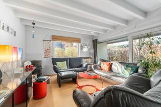 <p>Deze prachtige open bebouwing combineert ruimte, comfort en een rustige ligging tot de ideale gezinswoning. Gelegen in een aangename en kindvriendelijke wijk, geniet u hier van alle rust, terwijl voorzieningen vlot bereikbaar blijven.</p>

<p>De woning beschikt over vier volwaardige slaapkamers, waardoor er voldoende plaats is voor het hele gezin, een bureau of hobbyruimte. De lichtrijke leefruimtes zorgen voor een warme en uitnodigende sfeer, perfect om thuis te komen.</p>

<p>Buiten wacht een mooie tuin waar u in alle privacy kan ontspannen, spelen of gezellig samen zijn met familie en vrienden. De dubbele garage biedt niet alleen plaats voor twee wagens, maar ook extra bergruimte.</p>

<p>Daarnaast is de woning uitgerust met zonnepanelen, wat bijdraagt aan een lagere energiefactuur en een duurzame toekomst.</p>

<p>Kortom, een instapklare woning met alle troeven: ruimte, comfort, energiezuinigheid en een topligging in een rustige buurt.</p>

<p>Interesse? Laat deze kans niet voorbijgaan en ontdek zelf de charme van deze woning!</p>