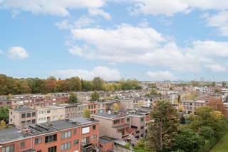 <p><strong>Bezichtiging mogelijk na het maken van een huurdersprofiel via </strong>https://onid.mijnhuurprofiel.be/property/0697ac56-526d-40dc-8eeb-3edbc4f83186</p><p><br /></p><p><strong>Dit lichtrijke appartement</strong><span> ligt in een verzorgd gebouw, op een strategische locatie vlak bij invalswegen, scholen, winkels en openbaar vervoer. Je geniet van een uitstekende bereikbaarheid en een comfortabele woonomgeving.</span></p><p><br /></p><p><strong>Het appartement bestaat uit</strong> een inkomhal – een ruime woonkamer op parket – een aparte keuken met inductie kookvuur – twee slaapkamers – een badkamer met ligbad – een apart toilet - balkon met zonnetent - een kelderberging.</p><p><br /></p><p><strong>Troeven:</strong> Inclusief een Inpandige autostaanplaats - Gunstig EPC (B)</p>