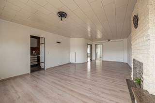 <p><span>Op zoek naar een appartement met een aangenaam ruimtegevoel en veel licht. Dit verzorgde appartement op de tweede verdieping biedt je een comfortabele thuisbasis in een rustige buurt, vlakbij winkels en vlotte verbindingen.</span></p><p><span> </span></p><p><span>Licht, ruimte en comfort in harmonie </span></p><p><span>Je komt binnen in de inkomhal, die meteen een verzorgd en overzichtelijk gevoel geeft en fungeert als centrale spil van het appartement. Van hieruit heb je toegang tot alle ruimtes, inclusief een handige berging met technische installatie. Via een glazen deur stap je de leefruimte binnen, waar licht en ruimte meteen de hoofdrol spelen. De brede raampartijen zorgen voor een open, luchtige sfeer en maken dit een bijzonder aangename plek om thuis te komen. De sierhaard voegt een subtiel karaktervol accent toe, terwijl er voldoende plaats is voor zowel een gezellige zithoek als een ruime eettafel. Aansluitend bevindt zich de keuken, praktisch ingericht, goed onderhouden maar aan vernieuwing toe. Deze is uitgerust met een oven, dubbele spoelbak, vaatwasser, ijskast, diepvries en voldoende kastruimte. Ook hier geniet je van natuurlijk licht, met bovendien de mogelijkheid om de keuken verder naar eigen smaak te moderniseren.</span></p><p><span> </span></p><p><span>Rustige nachten en praktisch comfort</span><span><br />Vanuit de inkomhal bereik je de badkamer, uitgerust met een douchecabine, lavabo met opbergruimte en aansluitingen voor wasmachine en droogkast. Daarnaast is er een apart toilet, wat zorgt voor extra comfort. Verder doorlopend bevinden zich achteraan het appartement twee volwaardige slaapkamers. Deze liggen rustig weg van de straat en bieden een aangename, stille omgeving. Beide kamers zijn lichtrijk en flexibel in te richten als slaapkamer, bureau of hobbyruimte.</span></p><p><span> </span></p><p><span>Groen wonen met alles dichtbij</span><span><br />Je woont hier in een aangename, residentiële en kindvriendelijke buurt in Deurne, grenzend aan het Bisschoppenhofpark en vlakbij Bremweide en het Rivierenhof. Ideaal voor wie houdt van groen, wandelen en ontspannen. Tegelijk geniet je van een uitstekende bereikbaarheid, met openbaar vervoer op wandelafstand en een vlotte verbinding naar de Ring en het centrum van Antwerpen. Winkels, supermarkten en horeca bevinden zich allemaal in de directe omgeving. </span></p><p><span> </span></p>