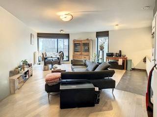 <p><span>Dit instapklare appartement is uitstekend gelegen op de grens tussen Gent en Sint-Amandsberg. Dankzij de vlotte verbinding met de R4, E40 en E17 zijn zowel Gent als de belangrijkste invalswegen gemakkelijk bereikbaar. Vanuit het appartement geniet u bovendien van een mooi uitzicht over het groen en de Schelde.</span></p><p><span>Met een zeer gunstig EPC-label A combineert deze woonst comfort met energiezuinigheid.</span></p><p><span>U betreedt het appartement via de inkomhal met apart toilet. De ruime leefruimte van maar liefst 38 m² vormt het hart van de woning en sluit aan op een volledig uitgeruste open keuken, inclusief vaatwasser. Via het schuifraam heeft u rechtstreeks toegang tot het zuidgerichte terras.</span></p><p><span>Verder vindt u de slaapkamer van 12 m², met aansluitend de badkamer. Deze is voorzien van een inloopdouche en wastafel. Daarnaast beschikt het appartement over een praktische aparte berging met aansluiting voor een wasmachine.</span></p><p><span>Bij de huurprijs is bovendien een afgesloten, overdekte autostaanplaats inbegrepen.</span></p><p><span>Bemeubelde verhuring is mogelijk, maar dit is volledig optioneel. Het appartement kan dus ook onbemeubeld worden gehuurd.</span></p>