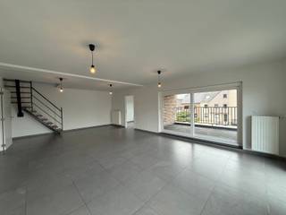 <p>Bent u op zoek naar een ruim en instapklaar appartement? Dan is dit verzorgde duplex appartement zeker een bezoek waard. <br /><br />Dankzij de praktische indeling en de royale leef oppervlakte biedt deze woning alle comfort voor een gezin of voor wie graag wat extra ruimte heeft.<br /><br />Het appartement beschikt over een ruime en lichtrijke leefruimte, drie volwaardige slaapkamers en een volledig ingerichte keuken met een keramische kookplaat, oven, vaatwasser en koelkast. <br />De badkamer is uitgerust met een douche/badcombinatie en daarnaast zijn er twee afzonderlijke gastentoiletten aanwezig, wat extra comfort biedt.<br /><br />Buiten geniet u van een ruim en zonnig terras van maar liefst 25 m², ideaal om te ontspannen.<br /><br />Verder is het appartement voorzien van centrale verwarming op aardgas en is alle verlichting reeds aanwezig. <br /><br />Dit ruime duplex appartement is onmiddellijk beschikbaar.<br /><br />Heb je interesse? Vraag uw bezoek aan via onze website https://www.immovl.be/te-huur/list en druk op de knop '<strong>IK WENS EEN BEZOEK</strong>'.</p>