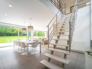 In the district of Trois Couleurs, in the immediate vicinity of the Sonian forest, contemporary villa from 2005 developing an area of ± 554 m²...