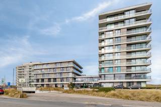 Verzorgd éénslaapkamer-appartement in de residentie Duinenzee met lichte leefruimte en grote raampartijen die zorgen voor een prachtig zeezicht.<br />Het appartement beschikt over een volledig uitgeruste keuken, een badkamer met douche, lavabo en toilet, en een ruime slaapkamer. Kelder inbegrepen. <br /><br /><strong>Residentie Duinenzee biedt extra comfort en services:</strong>
<ul>
<li>Brasserie</li>
<li>Fitnessruimte en sauna</li>
<li>Kapsalon</li>
<li>Shuttleservice voor gemakkelijk vervoer</li>
</ul>
Mogelijkheid tot aankoop van een <strong>garage</strong>. <br /><br /><span>Meer informatie : www.duinenzee-depanne.be</span><br /><br /><strong>OPGELET:</strong><br />Deze assistentieflat is uitsluitend bedoeld voor bewoners met een zorg- en ondersteuningsbehoefte