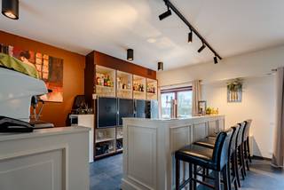 Bent u op zoek naar een ruime woning met tal van mogelijkheden? Dan is dit pand zeker iets voor u! Deze eigendom combineert comfortabel wonen met...