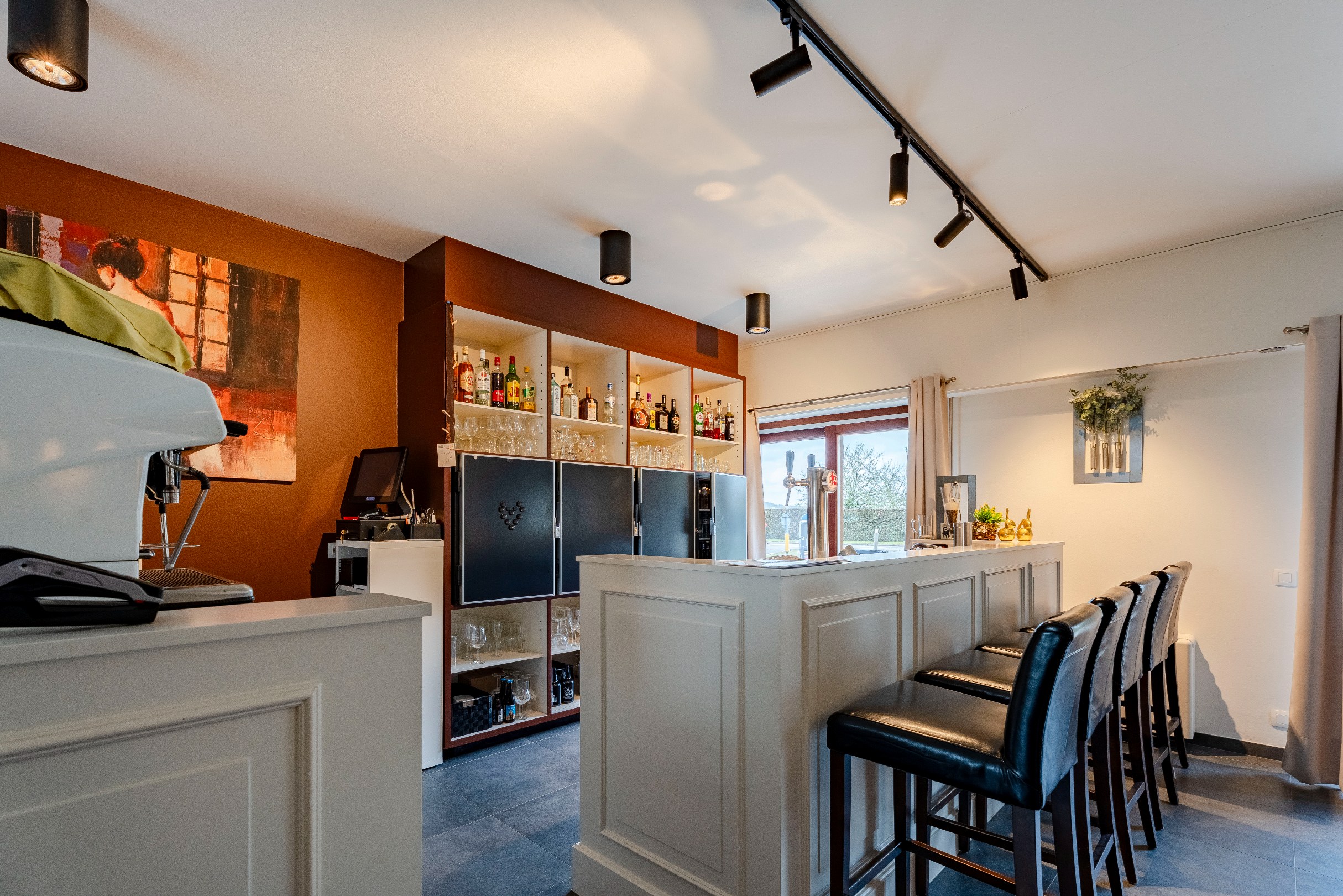 RUIME WONING MET 4 SLAAPKAMERS WAARBIJ WONEN EN ONDERNEMEN ONDER HET ZELFDE DAK MOGELIJK IS! - foto 3