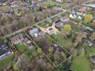 Deze vrijstaande woning met bijhuis, gelegen in een rustige en residentiële wijk in Aalter, heeft alles in huis voor wie op zoek is naar...