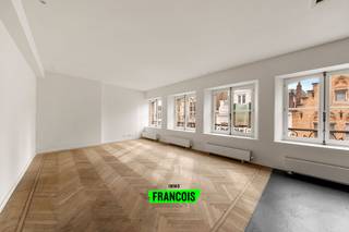 Dit instapklare drie slaapkamer appartement is ideaal gelegen op amper 50 meter van de Grote Markt in Brugge. Het maakt deel uit van een kleinschalige residentie die volledig werd gerenoveerd en is voorzien van een lift in het gebouw. Ook het appartement zelf werd grondig vernieuwd, met onder meer nieuwe ramen en centrale verwarming op aardgas.<br /><br />De indeling is functioneel en comfortabel. Via de inkomhal komt u terecht in een gastentoilet en een lichtrijke leefruimte met open keuken. Aansluitend is er een ruime bergruimte. Verder beschikt het appartement over drie volwaardige slaapkamers en twee badkamers, een tweede afzonderlijk toilet, een wasplaats en bijkomende bergruimte.<br /><br />Interesse? Neem dan nu contact op met Kenjiro via 0495 64 69 95 of waeles@immofrancois.be! <br /><br />