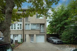 Deze verzorgde en verrassend ruime woning aan de Rietschoorveldelaan 37 te Merksem biedt dankzij haar praktische indeling en vier slaapkamers heel wat ruimte voor een gezin.<br /><br />De woning beschikt over een ruime en lichtrijke leefruimte, ingedeeld in een gezellige zit- en eetplaats. Aansluitend bevindt zich de geïnstalleerde keuken met voldoende kastruimte en werkoppervlak.<br /><br />Op de verdiepingen treffen we maar liefst vier slaapkamers van verschillende grootte, waardoor er naast volwaardige slaapkamers ook mogelijkheden zijn voor bijvoorbeeld een bureau-, hobby- of kinderkamer. De badkamer is ingericht met een ligbad met douchevoorziening, een dubbel wastafelmeubel en toilet.<br /><br />De verschillende ruimtes genieten van veel natuurlijke lichtinval en de woning maakt een verzorgde indruk. Hoewel keuken, badkamer en bepaalde afwerkingen eerder klassiek zijn, vormt dit tegelijkertijd een mooie opportuniteit voor wie de woning op termijn volledig naar eigen smaak wil moderniseren.<br /><br />Troeven:<br /><br />4 slaapkamers;<br />Ruime en lichtrijke leefruimte;<br />Geïnstalleerde keuken;<br />Badkamer met ligbad en dubbele wastafel;<br />Veel natuurlijke lichtinval;<br />Centrale verwarming met radiatoren;<br />Verzorgde woning;<br />Interessante gezinswoning met verdere moderniseringsmogelijkheden.<br />Een woning met veel ruimte en potentieel, ideaal voor wie op zoek is naar een gezinswoning in Merksem.<br />De beschikbare documenten kan u terugvinden via de downloads op onze website.<br />Voor meer informatie kan u terecht op www.hansvastgoed.com of contact opnemen via info@hansvastgoed.com of +32 3 366 05 30.