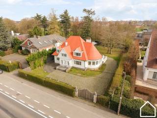 Deze ruime en veelzijdige woning biedt tal van mogelijkheden en combineert comfortabel wonen met praktische ruimtes en een aangename tuin. Dankzij...