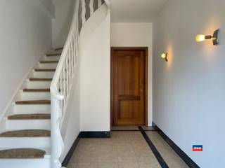 <p><span>MERKSEM | INSTAPKLAAR APPARTEMENT MET 1 SLAAPRUIMTE | EPC 210 |</span></p><p><span>Indeling als volgt: inkomhal - woonkamer - open, geïnstalleerde keuken - eetplaats met aansluiting wasmachine - badkamer met ligbad, toilet en lavabo. Slaapruimte (12m²) te bereiken met trap als soort mezzanine.</span></p><p><span> </span></p><p><span>Aparte meters voor elektriciteit en gas.</span></p><p><span> </span></p><p><span>Het "duplex" appartement is onmiddellijk beschikbaar, geschikt voor maximum 2 personen en is bestemd om te worden gebruikt als woning, het houden van een commerciële activiteit is dus niet toegelaten.</span></p><p><span>3 Maanden huurwaarborg zijn vereist.</span></p><p><span> </span></p><p><span> </span></p><p><span> </span></p>
