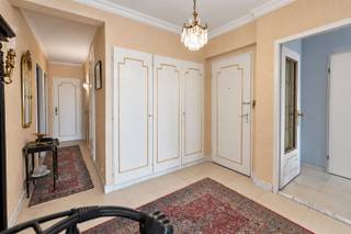 Dit aangename appartement van 105 m² is gelegen in het Koningin Fabiolapark in Sint-Niklaas, recht tegenover Waasland Shopping.Het appartement beschikt over een ruime, lichtrijke woonkamer, een ingerichte keuken , twee volwaardige slaapkamers en een badkamer met ligbad en douchemogelijkheid.Daarnaast geniet u van een 2 zonnige terrassen en een privatieve garage.Dankzij de uitstekende ligging bevinden winkels, openbaar vervoer en belangrijke invalswegen zich op korte afstand.Een ideale combinatie van ruimte, comfort en een centrale ligging!