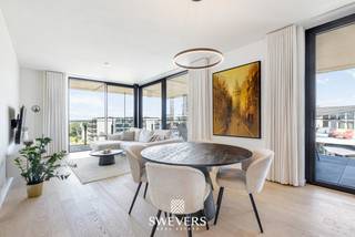 Voor meer info en foto’s, surf naar www.swevers.be – Ontdek dit instapklare luxe dakappartement op de 3de verdieping, gebouwd in 2022, pal in het centrum van Beringen. Met een bewoonbare oppervlakte van 105 m², drie slaapkamers, twee badkamers en een uitzonderlijk terras van 60 m² geniet u hier van comfortabel wonen met alle voorzieningen op wandelafstand. Winkels, horeca en ontspanning bevinden zich op amper 10 meter, openbaar vervoer op 170 meter, scholen op 230 meter en de autosnelweg bereikt u na ongeveer 3,6 km. De inkomhal geeft toegang tot alle ruimtes. De lichtrijke leefruimte van 37 m² vormt samen met de open keuken van 11,86 m² een aangename woonzone met voldoende plaats voor een gezellige zithoek en eethoek. Aansluitend bevindt zich een praktische berging. Het appartement beschikt over drie slaapkamers, waarvan de grootste 12,98 m² meet. De twee overige kamers zijn ideaal als kinderkamer, bureau of hobbyruimte. Dankzij de twee badkamers en het apart toilet geniet u bovendien van extra comfort in het dagelijkse leven. De absolute blikvanger is het ruime terras van 60 m² dat aansluit op zowel de leefruimte als de slaapkamers. Hier creëert u moeiteloos verschillende zithoeken of een gezellige buitenruimte om volop van het mooie weer te genieten. Bent u op zoek naar een recent, ruim en instapklaar appartement op een toplocatie in Beringen? Dan is dit luxe appartement zeker een bezoek waard. Voor meer informatie, bel 011 255 155. Bron bewoonbare oppervlakte: EPC – verslag.
