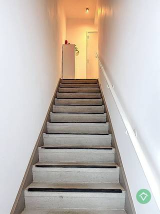 Dit appartement is gelegen in het centrum van Kortemark en bestaat uit: inkomhal - toilet - living - keuken - groot terras - berging - wasplaats -...