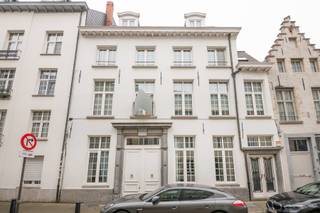 Situé dans la Keizerstraat, au cœur historique d’Anvers, ce rez-de-chaussée commercial de caractère offre une superficie d’environ 150 m². Sa situation centrale, combinée à son accessibilité aisée par les Leien et les transports en commun à proximité, constitue un atout majeur.
L’espace se distingue par son caractère authentique et son agencement ouvert. La façade imposante et les grandes baies vitrées lui confèrent une allure attrayante ainsi qu’une agréable luminosité naturelle. À l’intérieur, le plancher en bois et la structure apparente des poutres créent une atmosphère chaleureuse et pleine de caractère.
Grâce à son plan rectangulaire bien structuré, le bien offre diverses possibilités d’aménagement et d’utilisation. Il convient notamment pour un bureau, un espace de pratique professionnelle, une profession libérale, une galerie ou toute autre activité commerciale.
Un atout supplémentaire réside dans le sous-sol, agrémenté de voûtes en briques authentiques et d’un sol carrelé. Cet espace de caractère peut être utilisé de manière flexible comme espace de stockage, salle de réunion ou espace professionnel ou de travail supplémentaire.
Un sanitaire et une kitchenette sont présents. D’éventuels aménagements du bien peuvent être discutés avec le propriétaire, en fonction de l’affectation envisagée.
La provision mensuelle pour l’eau, le gaz et le précompte immobilier s’élève à 275 €. L’électricité doit être souscrite séparément et individuellement par le locataire.