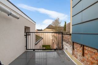 <p>Dit gelijkvloers appartement bevindt zich op een toplocatie in het befaamde, historische Lier, een stad waar werkelijk altijd iets te beleven valt. Van ontspannende wandelingen in het natuurgebied “Nazareth”, gezellig snuisteren in de winkels van de Antwerpsestraat tot zorgeloze daguitstapjes dankzij de vlotte verbindingen met de trein: dit een plek waar zowel rust als stedelijk comfort perfect hand in hand gaat!</p>
<p>Achter deze klassieke gevel, met prachtige smeedijzeren raamleuningen, kroonlijsten en subtiele gevelornamenten, ontdek je dit royale duplexappartement. Bij binnenkomst word je verwelkomd in een ruime, lichtrijke woonkamer waar de riante raampartijen zorgen voor een open en aangenaam gevoel, aansluitend bevindt zich een hedendaagse keuken die werd geïnstalleerd met het oog op dagelijks comfort. Daarnaast stap je vanuit deze ruimte zo het knusse terras op, hier kan je in alle privacy en rust genieten van warm kopje koffie of een goed boek. Verder beschikt dit appartement nog over 2 volwaardige slaapkamers en een badkamer in een stijlvolle marmeren-look, welke werd uitgerust met een inloopdouche, dubbele lavabo in meubel, handdoekradiator en toilet.</p>
<p>Als extra troef is er nog een grote zolderkamer van maar liefst 25 m², die je volledig naar hartenwens kan invullen: ideaal als bureau, hobbyruimte of simpelweg als extra opbergruimte.</p>
<p><strong>Momenteel verhuurd</strong> à € 900/maand wat zorgt voor € 10.800 op jaarbasis. Dit resulteert in een rendement van 2,90 %.</p>
<p><strong>Technische gegevens: </strong>Centrale verwarming op gas via een condenserende ketel (individueel), geïsoleerde muren, dubbele beglazing in PVC. <strong>Aparte meters</strong> voorzien voor zowel gas, water als elektriciteit!</p>
<p><strong>Stedenbouwkundige inlichtingen en bodemattest aanwezig. Asbestveilig. Bevindt zich niet in een risicozone voor overstromingen (P- en G-score A). Renovatieverplichting niet van toepassing.</strong></p>