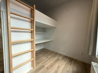 Sur le Koeikensgracht, près du quartier étudiant d'Anvers, nous trouvons cette chambre d'étudiant à vendre. Le bâtiment a été baptisé campus Eilandje en raison de son emplacement central entre l'Eilandje et le quartier universitaire. Cette chambre d'étudiant est située au deuxième étage dans la cour.<br /><br />Disposition :<br />- salle de bain privée avec toilettes, lavabo et douche<br />- bureau<br />- lit mezzanine<br /><br />Le bâtiment comprend également :<br />- une cuisine commune entièrement équipée (à chaque étage) avec terrasse<br />- zone d'étude commune<br />- abri à vélos commun<br /><br />La chambre étudiante est louée pendant 1 an au prix de location de 520€ par mois.<br /><br />Avantages :<br />- bâtiment récent<br />- double vitrage en aluminium<br />- faible valeur EPC<br />- ascenseur dans le bâtiment<br />- un local à vélos <br /><br />De plus, il est également possible d'acheter 2 chambres d'étudiants ensemble ! Bref, idéal pour les étudiants ou comme investissement ! <br /><br />« Ces visualisations basées sur l'IA sont destinées à inspirer. Les spécifications techniques, les réglementations d'urbanisme ou les possibilités concrètes de réalisation n'ont pas été prises en compte. »<br /><br />Vous êtes intéressé par un appartement ou une maison à vendre à Anvers ? N'hésitez pas à nous contacter. <br />Si vous souhaitez vendre votre propre propriété, veuillez nous contacter pour une estimation gratuite, par téléphone au 03/206.76.76 ou par e-mail à antwerpen@dewaele.com.<br /><br />Vous pouvez également toujours vous adresser à nous pour toutes autres questions concernant l'immobilier, l'achat ou la vente !<br /><br />Registre des mesures: non