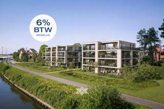Dit tweeslaapkamerappartement met een oppervlakte van 109 m² is gelegen op het derde en bovenste verdiep van gebouw A. Het appartement beschikt over een inkomhal met plaats voor een vestiairekast, een afzonderlijk toilet, een lichtrijke woonkamer met grote raampartijen, een open keuken en technische berging, twee volwaardige slaapkamers en een badkamer uitgerust met een inloopdouche, een ligbad en een dubbele wastafel. Bijkomend biedt dit appartement een terras van 16 m² met een zuidelijke oriëntatie. <br /><br />Dit appartement is gelegen in residentie Waterkant, een exclusief nieuwbouwproject in Gavere, gelegen op een boogscheut van de kerk langs de oevers van de Schelde. Het project bestaat uit ruime, lichtrijke appartementen die volledig naar eigen stijl kunnen worden afgewerkt, waardoor u uw persoonlijke woonwensen volledig kunt realiseren.<br /><br />De appartementen zijn uitgerust met warmtepompen, vloerverwarming en een ventilatiesysteem D, wat zorgt voor een energiezuinig, gezond en comfortabel binnenklimaat en een Epeil van max 10 (vrijstelling onroerende voorheffing eerste 5 jaar). De indeling van de units en de ligging van de terrassen zijn zo ontworpen dat u maximaal kan profiteren van natuurlijk licht en de beschikbare ruimte. Sommige appartementen bieden een schitterend uitzicht over het water, terwijl andere units genieten van een rustige binnentuin, waardoor zowel buiten- als binnenbeleving optimaal wordt geïntegreerd in uw woonervaring.<br /><br />Voor het dagelijkse gemak is er een ondergrondse parking voorzien voor alle bewoners, zodat parkeren veilig, vlot en comfortabel verloopt. Extra bergruimte en fietsenstallingen zijn eveneens beschikbaar.<br />De ligging van Waterkant biedt een unieke combinatie van rust en bereikbaarheid. Alles wat u nodig heeft voor het dagelijkse leven, van winkels tot horeca, bevindt zich op korte afstand. Voor ontspanning en recreatie liggen de wandel- en fietsroutes langs de Schelde praktisch voor de deur.<br /><br />De Kasteeldreef, waar Waterkant gelegen is, biedt bovendien een uitstekende mobiliteit. Het aanbod aan openbaar vervoer verbindt Gavere met omliggende steden en dorpen, terwijl de nabijheid van hoofdwegen een snelle toegang naar Gent, Oudenaarde en andere centra mogelijk maakt. Voor wie de fiets of te voet verkiest, zijn er in de omgeving tal van routes die zowel recreatief als praktisch gebruikt kunnen worden. Zo combineert de locatie een rustige woonomgeving met een vlotte bereikbaarheid, zonder afhankelijk te zijn van de auto voor dagelijkse verplaatsingen.<br /><br />Verlaagd btw-tarief van 6% mogelijk op de volledige constructiewaarde, nu ook voor investeerders.<br /><br />Benieuwd naar het aanbod in dit project? Plan dan uw vrijblijvende afspraak in via guillian@landbergh.be of 09 278 78 79