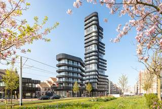 Deze vlot inrijbare autostaanplaats is gelegen op -2 in de residentie Heldentoren.<br /><br />Afmetingen van deze autostaanplaats:<br />5 m diepte en 2,80 m breedte <br /><br />Door de brede gemeenschappelijke poort is de autostaanplaats vlot inrijbaar. <br /><br />Prijs: 170 € per maand