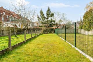 Ontdek deze instapklare woning met 3 slpk en tuin, gelegen nabij het centrum van Ronse en de StadstuinDe indeling is als volgt:Gelijkvloers:...