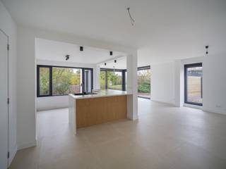 Deze stijlvolle, instapklare woning is prima gelegen op een boogscheut van het centrum van Berendrecht. Openbaar vervoer, scholen en winkels zijn dan ook allen in de directe omgeving te vinden. Het pand werd het afgelopen jaar volledig gerenoveerd in een eigentijdse stijl en met aandacht voor comfort, licht en energiezuinigheid. U komt de woning binnen via een aparte inkomhal met gastentoilet en ingemaakte kasten. De woonkamer vormt samen met de eetplaats en de open keuken één riante leefruimte, waar bijzonder veel daglicht binnenvalt via verschillende, grote raampartijen. Op de vloer ligt een tijdloze, lichtgrijze tegel. Naast de keuken is nog een handige berging/wasplaats voorhanden. Op het gelijkvloers bevindt zich verder nog een ruime master-bedroom op fineerparket met een ensuite-badkamer, voorzien van een inloopdouche en dubbele wastafel met meubel. De 1e verdieping telt 2 ruime slaapkamers, een 2e badkamer met inloopdouche en wastafel met meubel en een apart toilet. Het perceel heeft een totale oppervlakte van 705m². De grote tuin met tuinberging werd netjes aangelegd en loopt tot diep door. U vindt hier een heerlijk plekje om in alle rust en privacy van de buitenlucht te genieten. De tuin is tevens vanaf de straatzijde toegankelijk via een poortje naast de woning. De woning heeft een gunstig energielabel B. Echter mits plaatsing van 8 zonnepanelen, zou u een energielabel A kunnen bekomen. Bekijk hiervoor zeker een simulatie van het EPC onder het tabblad 'Documenten' op de website van Fimmo Vastgoed.