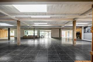 Op een uitstekende en centrale locatie in Duffel vinden we deze veelzijdige eigendom met een indrukwekkend handelspand van maar liefst 458 m², gecombineerd met een ruime woonst, een inpandige garage van 112 m², een tuin en parkeermogelijkheden op het perceel. Een bijzonder interessante opportuniteit voor wie wonen en werken wil combineren of op zoek is naar een pand met tal van mogelijkheden.<br />Dankzij de centrale ligging geniet u van een uitstekende bereikbaarheid en bevindt u zich op korte afstand van het centrum van Duffel, winkels, horecazaken, scholen en het openbaar vervoer.<br /><br />Via de inkomhal krijgt u toegang tot het handelspand. Hier zijn twee ingangen aanwezig die uitgeven op een bijzonder ruime, polyvalente open ruimte van maar liefst 458 m². Deze grote oppervlakte biedt tal van mogelijkheden en kan volledig worden ingericht volgens de noden van uw zaak, kantoor, showroom, opslagruimte of andere commerciële activiteit. Daarnaast beschikt de eigendom over een ruime inpandige garage van 112 m², voorzien van een automatische poort. Hierdoor is er niet alleen veel opslagruimte, maar ook voldoende plaats voor voertuigen of ander materiaal. Op het gelijkvloers bevindt zich bovendien een aparte nachthal, waardoor het zakelijke gedeelte duidelijk van het privégedeelte kan worden gescheiden. De woonruimte biedt verschillende mogelijkheden om in te richten als onder meer een leef- en eetruimte, keuken, bergruimte en meer. Aan bergruimte is er alvast geen gebrek. Aansluitend geniet u van een aangename tuin van circa 125 m² met een praktische schuur. Ook op het eigen perceel zijn er voldoende parkeermogelijkheden aanwezig.<br />Via de nachthal bereiken we de drie slaapkamers, het balkon en de badkamer, uitgerust met een inloopdouche en lavabo.<br /><br />U bent verplicht deze eigendom binnen de 6 jaar na aankoop grondig energetisch te renoveren.<br /><br />Dit is een uitstekende opportuniteit als u op zoek bent naar een ruim handelspand met woonst met veel potentieel te Duffel. Contacteer ons voor meer informatie op 0474 78 07 73 of neem een kijkje op www.boonstravastgoed.be. <br /><br />Bijzonderheden:<br />- 3 slaapkamers<br />- Handelspand 458m²<br />- Inpandige garage 112m²<br />- Voldoende parkeermogelijkheden