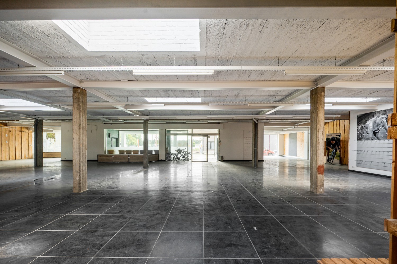 Ruim handelspand van 458 m² met woonst, garage en tuin te Duffel - foto 3