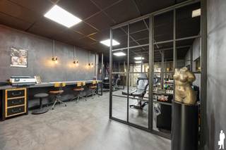 Op zoek naar een commercieel handelspand op een uitstekende locatie in Hamme? Dit pand combineert een sterke zichtbaarheid, een lichtrijke handelsruimte en praktische nevenruimtes. Een interessante opportuniteit voor wie op zoek is naar een goed gelegen ruimte voor een handels- of professionele activiteit.<br /><br />Indeling<br /><br />Via de glazen inkomdeur komen klanten rechtstreeks binnen in een ruime en lichtrijke handelsruimte. De grote raampartijen zorgen voor veel natuurlijk licht en een aangename uitstraling.<br /><br />Verder beschikt het pand over:<br />- Lichtrijke commerciële ruimte<br />- Praktische opslagruimte<br />- Keuken<br />- Berging<br />- Extra berging met toilet<br />- Tuintje achteraan<br /><br />Algemeen<br />- Toplocatie in Hamme<br />- Vernieuwde aluminium ramen (2021)<br />- EPC-label C – geen renovatieverplichting<br />- Asbestvrij<br />- Alarminstallatie<br />- Centrale verwarming op gas<br />- Praktische opslag- en bergruimtes<br />- Buitenruimte achteraan<br /><br />Een handelspand met heel wat mogelijkheden op een interessante commerciële locatie in Hamme.<br /><br />Wenst u dit pand te bezoeken? Contacteer ons via waasendender@deboerenpartners.be of 03 377 55 00.<br /><br />Op zoek naar een woning, appartement of bouwgrond in het Waasland of de Denderstreek?<br />De Boer & Partners Waas & Dender begeleidt u graag bij de aankoop of verkoop van vastgoed in deze ruime regio.