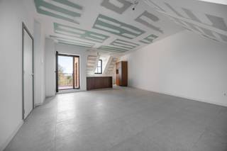 Maak kennis met dit uitzonderlijk BEN-nieuwbouw dakappartement in het project Jamalie met 3 slaapkamers, een bewoonbare oppervlakte van 131 m2 en een terras van 12 m2.  Gmo/Gvkr/Gvv/Vg/Wg
Bijzonderheden : 
- lift tot in het appartement
- duurzame energie, vloerverwarming met warmtepomp, zowel verwarmen als koelen.
- E-peil 20 : korting van 50% op de onroerende voorheffing gedurende 5 jaar.
- grote raampartijen voor veel lichtinval.
- mooi vrij uitzicht op het groen.
- gezamenlijke tuin.
- badkamer met ligbad en inloopdouche.
- bovengrondse staanplaats inbegrepen in de prijs.
- staanplaats in de ondergrondse garage + berging is verplicht aan te kopen.
- mogelijkheid tot kopen aan 6%, ook voor investeerders mits aan de voorwaarden voldaan wordt.
- met staanplaats 2