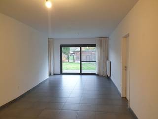 Deze ruime en recente woning (BJ 2011) biedt 180 m² woonoppervlakte.  Indeling : ruime inkomhall met trap naar boven, toilet, grote living,...