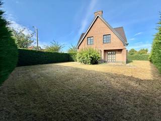 <p>Ontdek de charme van dit <strong>INSTAPKLARE </strong>huis, gelegen aan de Leeuwerikstraat in het rustige Nazareth-De Pinte. Dit pand biedt een warm welkom en vormt de perfecte basis voor een prettig gezinsleven. De ligging in een serene buurt garandeert <strong>RUST </strong>en <strong>COMFORT</strong>, terwijl u toch snel toegang heeft tot de levendigheid van de omliggende plaatsen. De woning kent een <strong>ENERGIEZUINIG KARAKTER</strong> door de aanwezigheid van <strong>ZONNEPANELEN </strong>en verwarming via <strong>WARMTEPOMP</strong>. <br /> </p>
<p>Bij binnenkomst betreedt u de inkomhal met afzonderlijk gastentoilet. De gelijkvloerse verdieping omvat een <strong>RUIME WOONKAMER</strong>, een volledig ingerichte keuken en een polyvalente ruimte die dienst kan doen als bureau of slaapkamer. Verder beschikt de woning over een<strong> DUBBELE, INPANDIGE GARAGE</strong> met automatische poorten en een kelder.<br />Op de bovenverdieping bevinden zich <strong>3 RUIME, VOLWAARDIGE SLAAPKAMERS</strong>, een kleinere kamer, een badkamer, een afzonderlijke douchekamer en een apart toilet. Daarnaast is er een zolderruimte aanwezig, momenteel zonder valtrap.<br />Buiten geniet de woning van een volledig <strong>OMLIGGENDE TUIN</strong>, afgewerkt met een omheinde haag die voor de nodige <strong>PRIVACY </strong>zorgt. De <strong>RUIME OPRIT</strong> biedt bovendien voldoende parkeergelegenheid.<br /><br />De woning werd volledig nieuw geschilderd!<br /><br /><strong>Adres:</strong> Leeuwerikstraat 29 - 9810 Nazareth-De Pinte<br />Onmiddellijk beschikbaar! <br />Huurprijs: € 1850,00/ maand<br />EPC: 114 kWh/m² - UC: 3768289</p>