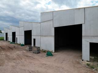 Nieuwe KMO-units te Roeselare, een modern en duurzaam bedrijventerrein bestaande uit 10 loodsen.<br /><br />In dit nieuwe KMO-park, *ARDOPOORT*, bieden wij een loods van 321,60 m² te koop aan, voorzien van een regenwaterput van 3000 liters. Er zijn ook 4 parkeerplaatsen te koop bij deze unit.<br /><br />Deze UNIT (nr. I) heeft een strategische ligging te Roeselare. Het bedrijventerrein is ideaal voor kleine en middelgrote ondernemingen die op zoek zijn naar een functionele, duurzame en goed bereikbare uitvalsbasis in West-Vlaanderen.<br /><br />Interesse? Neem contact met ons op voor meer info of een bezoek ter plaatse. De prijs is exclusief 21% BTW en exclusief kosten notaris, aansluitingskosten, ....