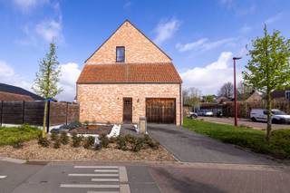 Instapklare en energiezuinige gezinswoning (EPC A) met zonnepanelen, airco en afgewerkte zolder, gelegen in een rustige straat op wandelafstand van centrum, scholen en winkels. Ruimte, comfort en topligging in één!<br /><br />De woning beschikt over een open leefruimte met volledig uitgeruste keuken en airconditioning, een praktische wasruimte en een ruime garage. Op de eerste verdieping zijn er drie volwaardige slaapkamers, waaronder een master met dressing, en een moderne badkamer met inloopdouche, dubbele lavabo en ligbad. Via een vaste trap bereikt u een volledig afgewerkte zolder, ideaal als extra slaapkamer, bureau of hobbyruimte.<br />Buiten geniet u van een aangelegde tuin met terras en een groot tuinhuis. Dankzij zonnepanelen, verwarming op aardgas en een EPC A (51) is de woning bijzonder energiezuinig.<br />Troeven<br /><br />246 m² bewoonbare oppervlakte<br />EPC A (51) + zonnepanelen<br />Airco in de leefruimte<br />Rustige, centrale ligging<br />3 slaapkamers + afgewerkte zolder<br />Garage en afgewerkte tuin<br /><br />Een ideale gezinswoning op een gegeerde locatie – absoluut een bezoek waard!<br /><br />Virtuele tour beschikbaar: https://my.matterport.com/show/?m=2EDtFGtGX2T
