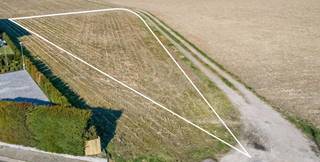 Prachtig perceel bouwgrond te koop! <br /><br />Deze bouwgrond met een oppervlakte van maar liefst 13a 46ca kan u terugvinden aan Op de Puin in Lanaken. Het betreft een bouwgrond met vergunde plannen dewelke strikt moeten nageleefd worden. De bouwgrond bevindt zich op een rustige maar toch centraal gelegen locatie. Alle basisvoorzieningen zoals scholen, het openbaar vervoer en winkels liggen binnen handbereik. Ook kan men binnen enkele minuten de oprit van de autostrade (E314) bereiken en is er een vlotte verbinding naar de omliggende gemeentes. <br /><br />PLUSPUNTEN: <br />• Open bebouwing op een ruim perceel<br />• Oppervlakte van 13a 46ca <br />• Perceelsdiepte van ongeveer 60 meter<br />• Vlakbij het centrum van Lanaken<br />• Goede ligging in rustige straat <br /><br />Heeft u interesse in deze bouwgrond? Contacteer ons voor een bezoek!: 089206111 of stuur een mailtje naar office@immofusion.be. Of spring even binnen bij ons op kantoor!