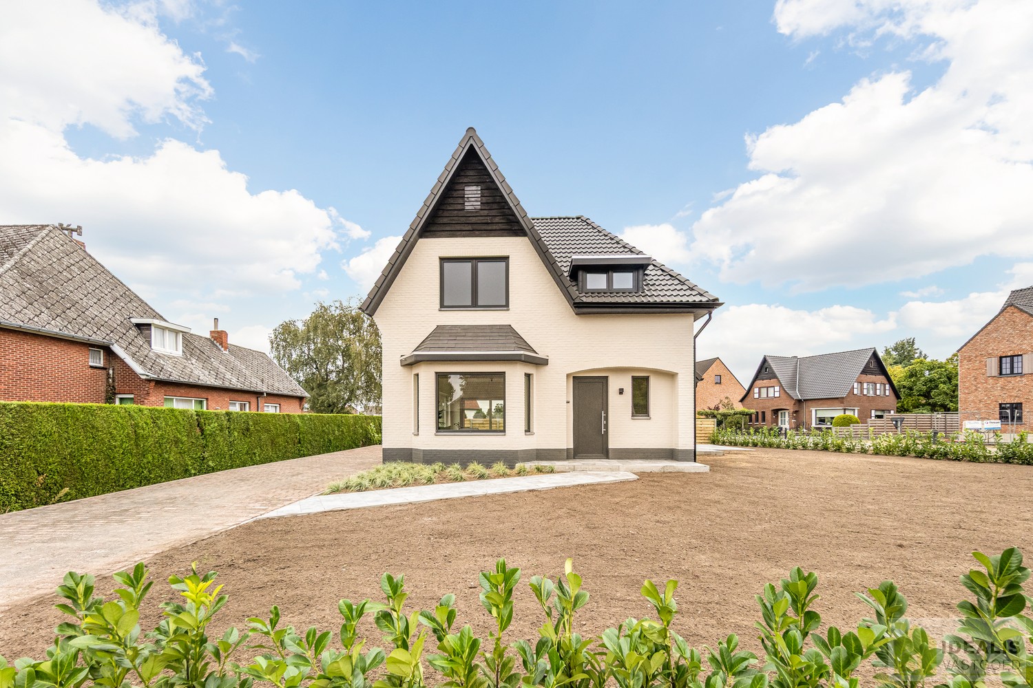 IDEALIS VASTGOED – Schitterend volledig vernieuwde woning met een heerlijke open leefruimte, luxe keuken, 3 ruime slaapkamers, een ruime luxueuze badkamer én een ruime wasplaats! Dit heerlijke huis bevindt zich op een volledig nieuw aangelegd perceel van  - foto 2